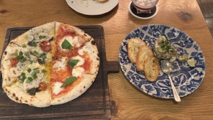 シラスとれんこんのピザ。マグロとアボカドのタルタル。